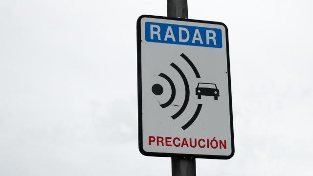 Cartel que anuncia la aproximación a un radar.