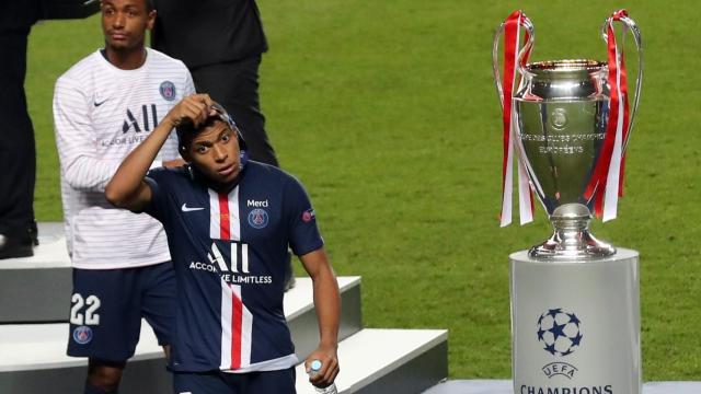 Kylian Mbappé pasa al lado de la Champions League