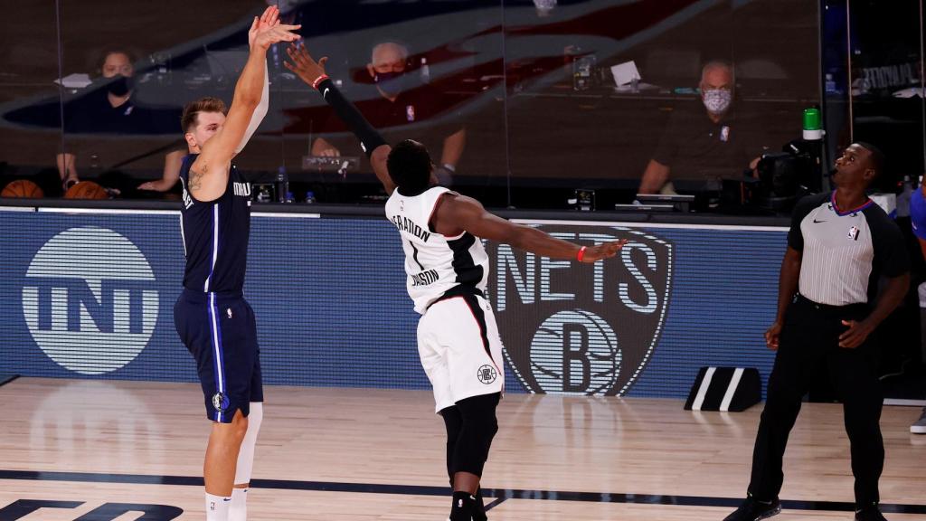 Luka Doncic, durante el tiro que le dio la victoria a Dallas Mavericks ante Los Ángeles Clippers