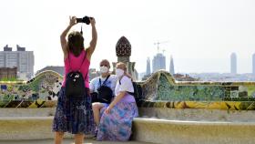 Turistas en la plaza de la Natura del Park Güell de Barcelona.