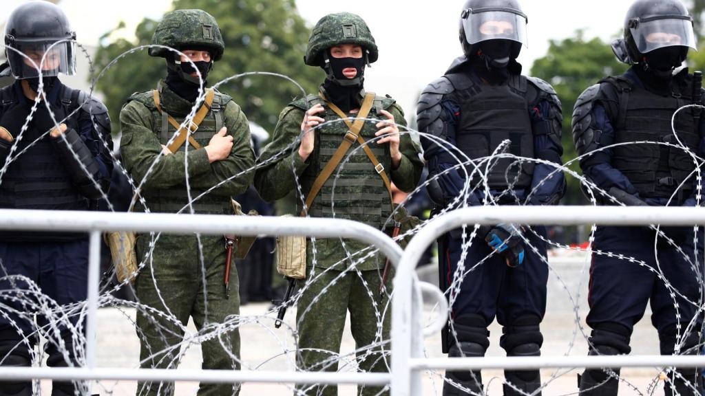 Militares bielorrusos durante las manifestaciones de la pasada semana en Minsk.