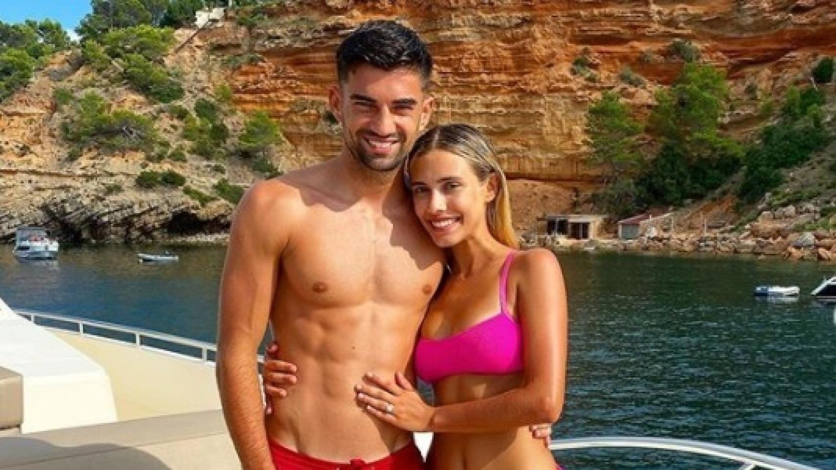 Enzo Zinedine y  Karen Gonçalves posando para Instagram tras su compromiso.