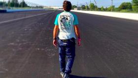 Fernando Alonso caminando por el circuito de Indianápolis
