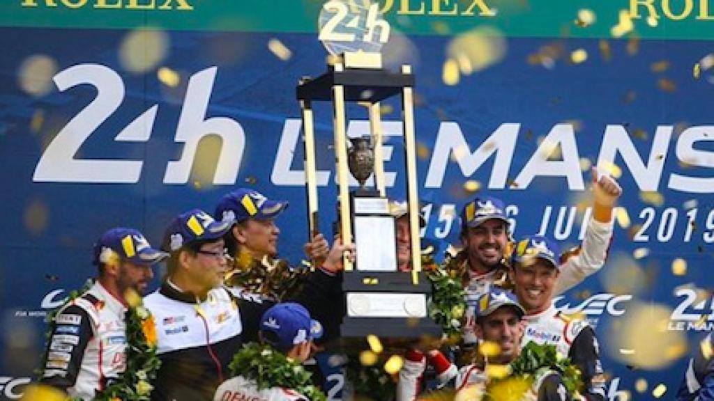 Alonso celebra su victoria en las 24 Horas de Le Mans