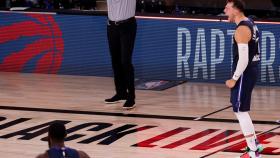 Luka Doncic celebra con rabia su tiro para ganar ante Los Ángeles Clippers