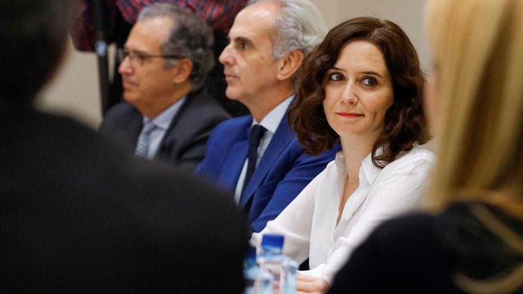 La presidenta de Madrid, Isabel Díaz Ayuso, con el consejero de Sanidad, Enrique Ruiz-Escudero, y el de Educación, Enrique Ossorio.