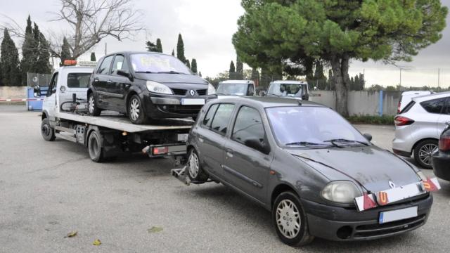 Imagen de una grúa transportando coches.