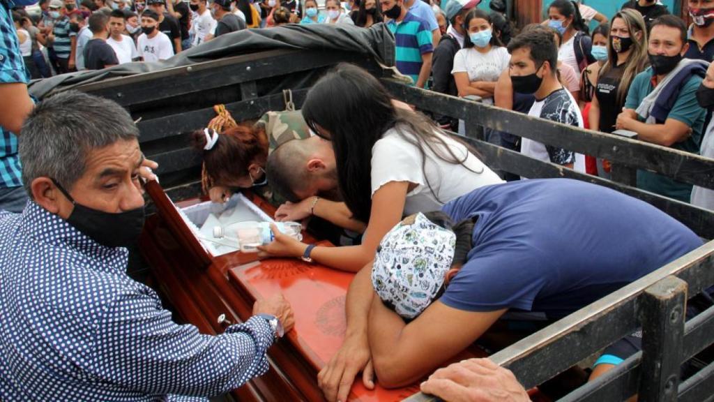 Familiares lloran la muerte de una de las víctimas de una de las masacres.