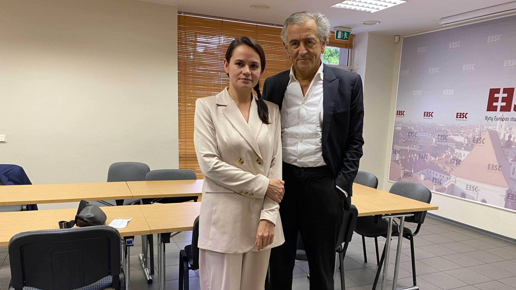 Svetlana Tijanóvskaya junto a Bernard-Henri Lévy durante su entrevista en Vilna.