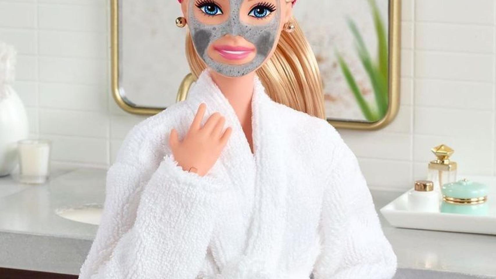 Barbie comparte su secreto antiedad con su nueva mascarilla con la que presumirás de rostro