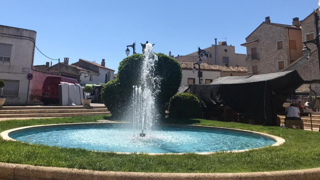 Imagen de la plaza del pueblo desde uno de los bancos en los que se situó la víctima.