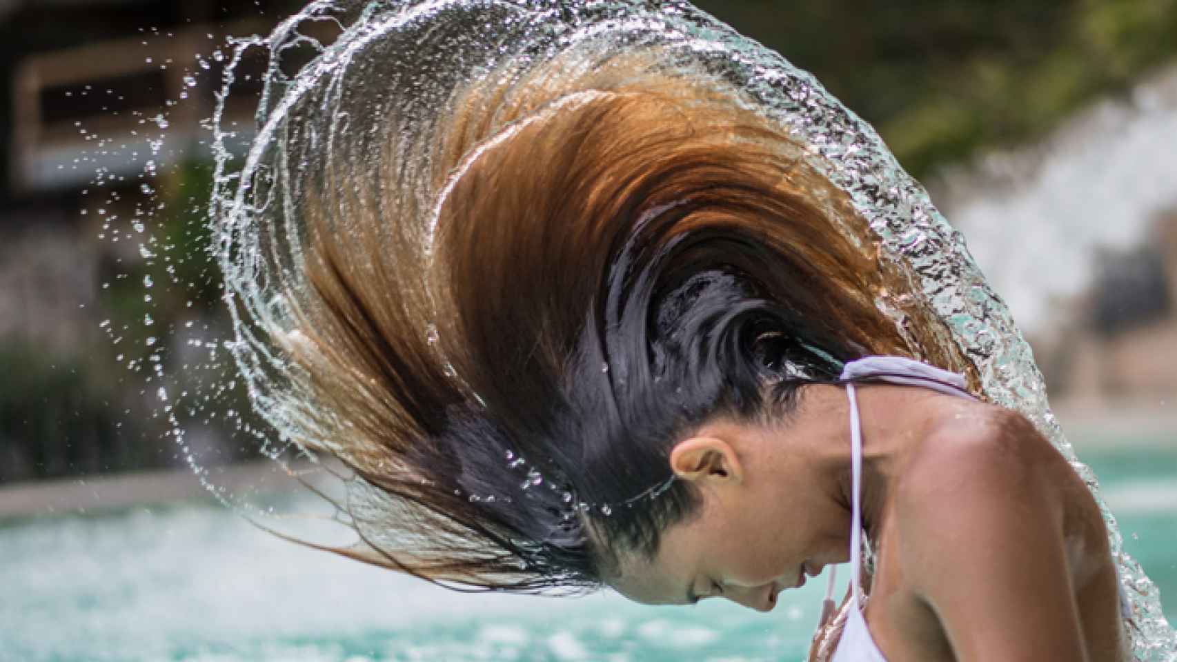 Claves para proteger tu pelo del cloro de la piscina