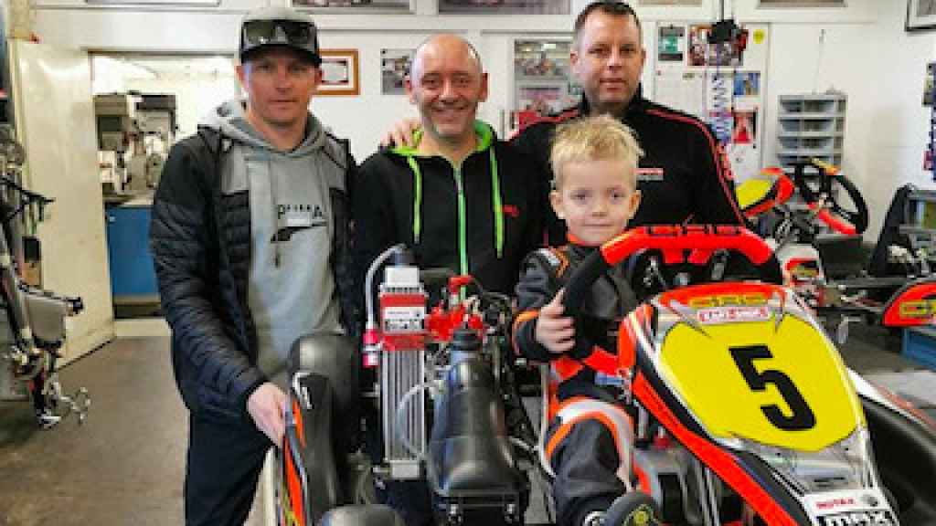 Raikkonen y su hijo junto a su kart