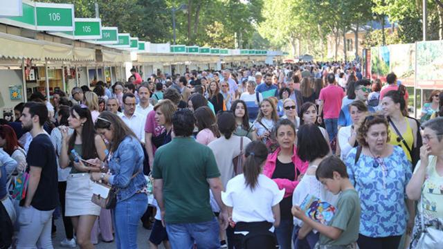 Público asistiendo a la feria de 2019 en el Retiro. Foto: FLM/Sergio Cadierno