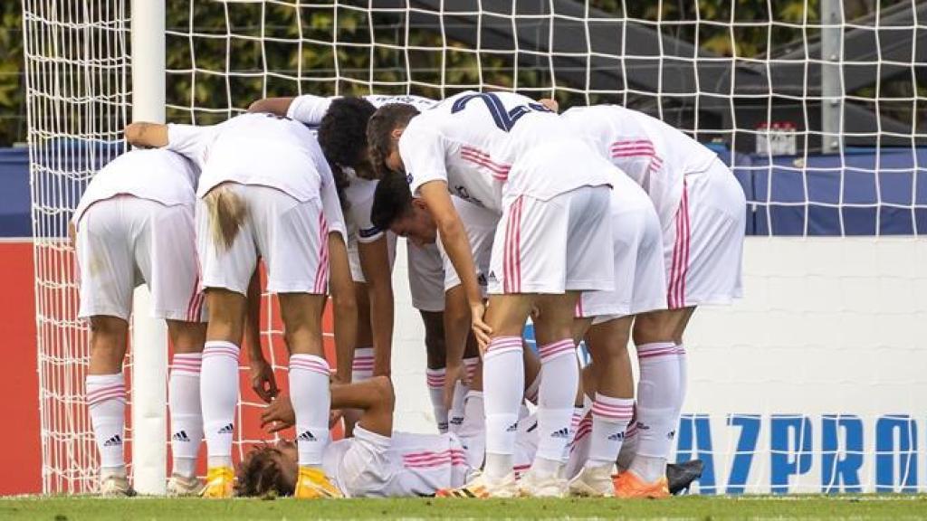 Los jugadores del Juvenil A del Real Madrid celebran el gol alrededor de Pablo Rodríguez