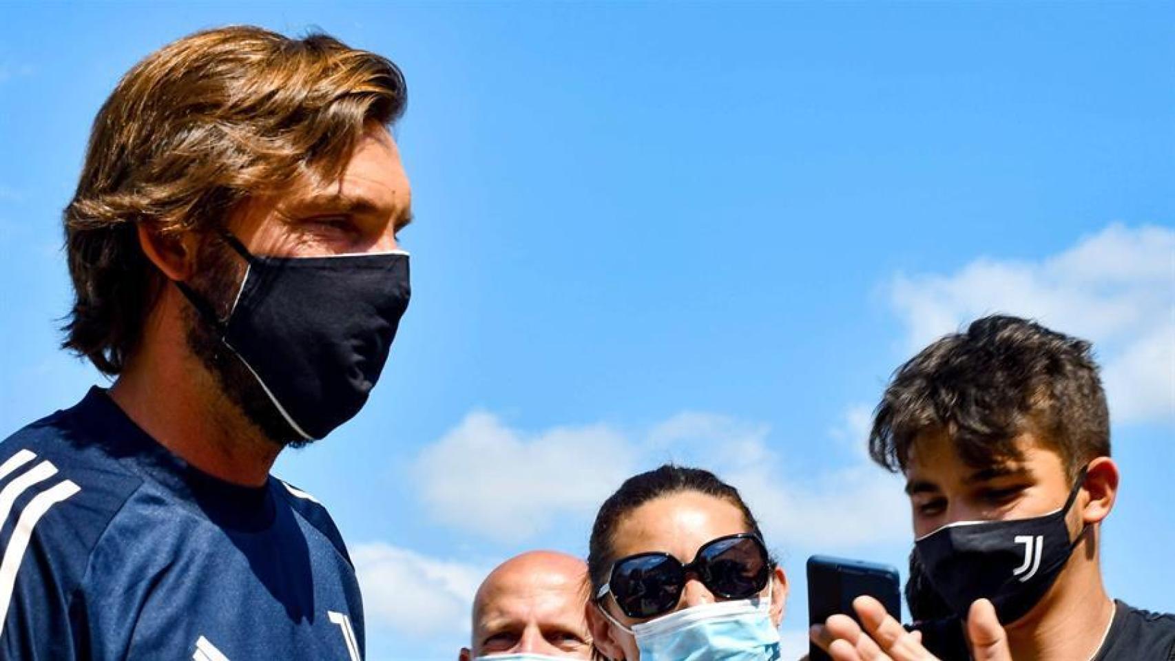 Andrea Pirlo, junto a unos aficionados de la Juventus de Turín