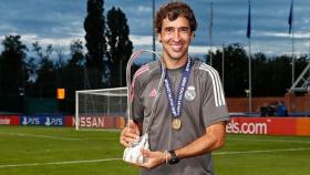 Raúl González Blanco, con la copa de la UEFA Youth League