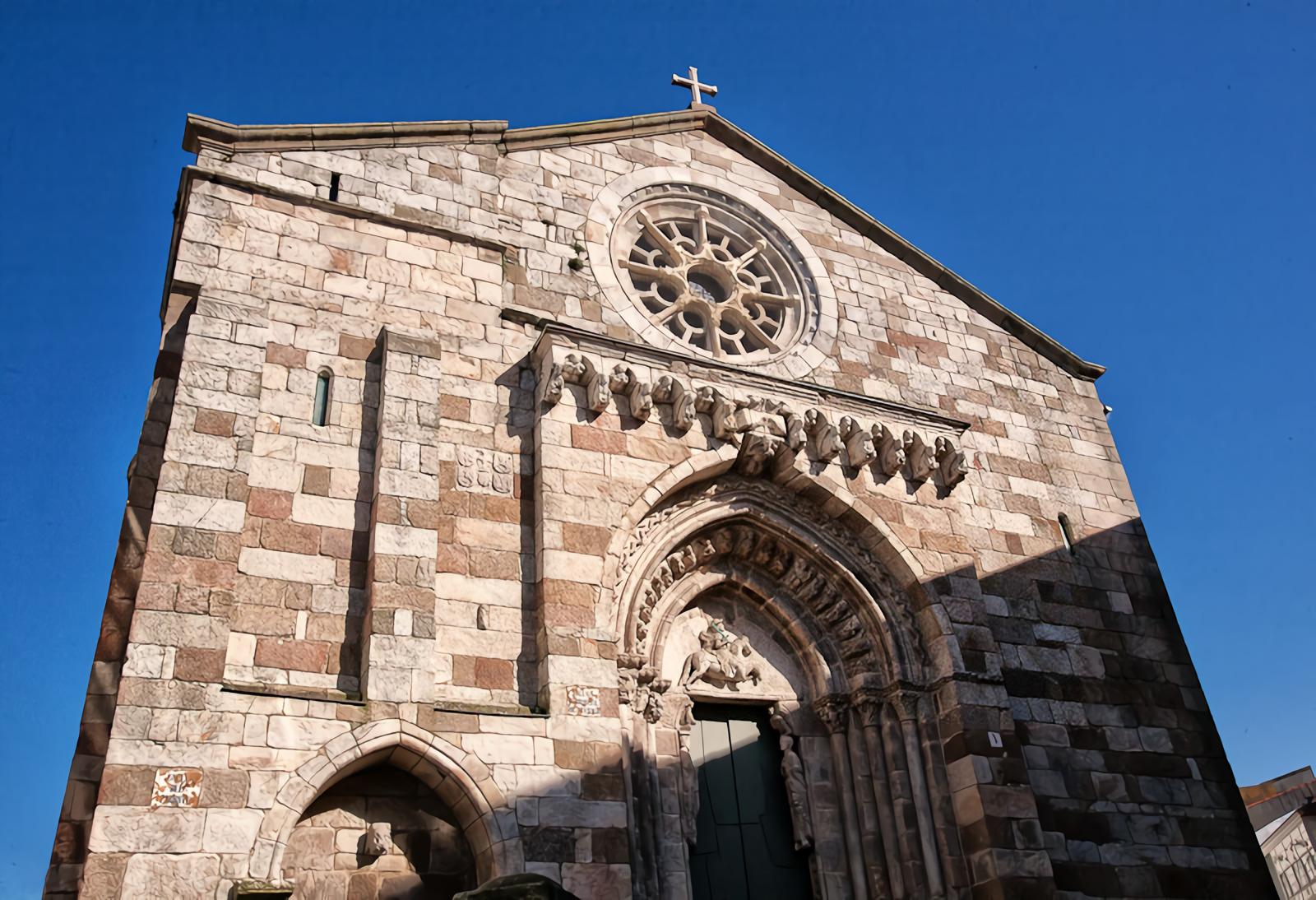 Fachada principal de la iglesia de Santiago, en la Ciudad Vieja de A Coruña