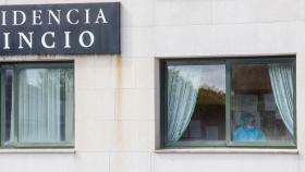 Una sanitaria en una ventana de la residencia de O Incio (Lugo).
