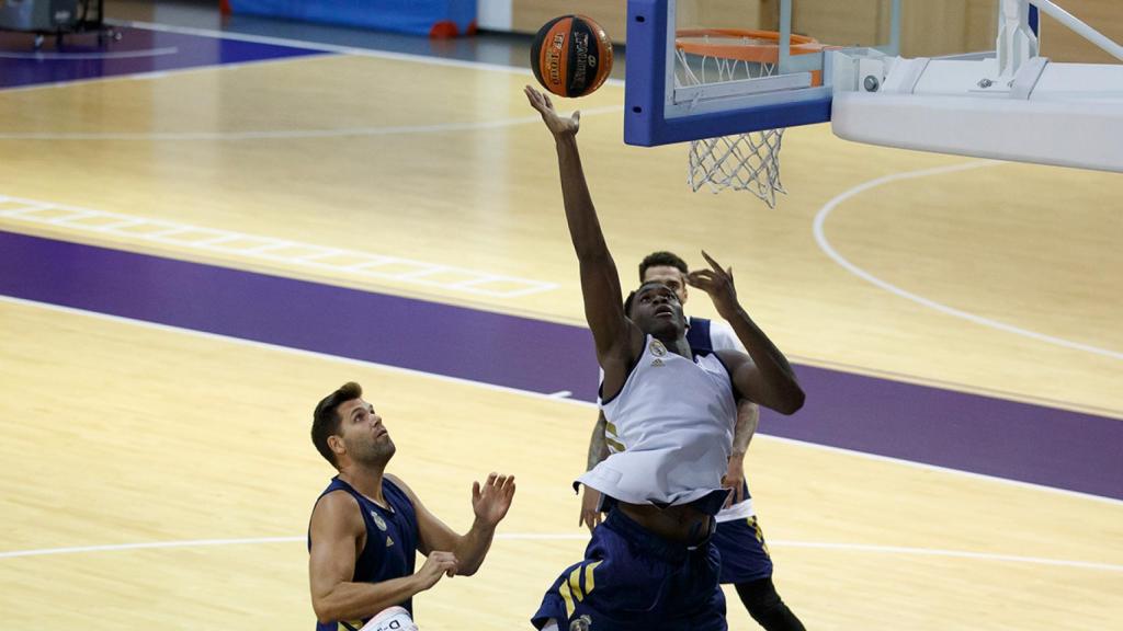 Usman Garuba durante un entrenamiento del Real Madrid