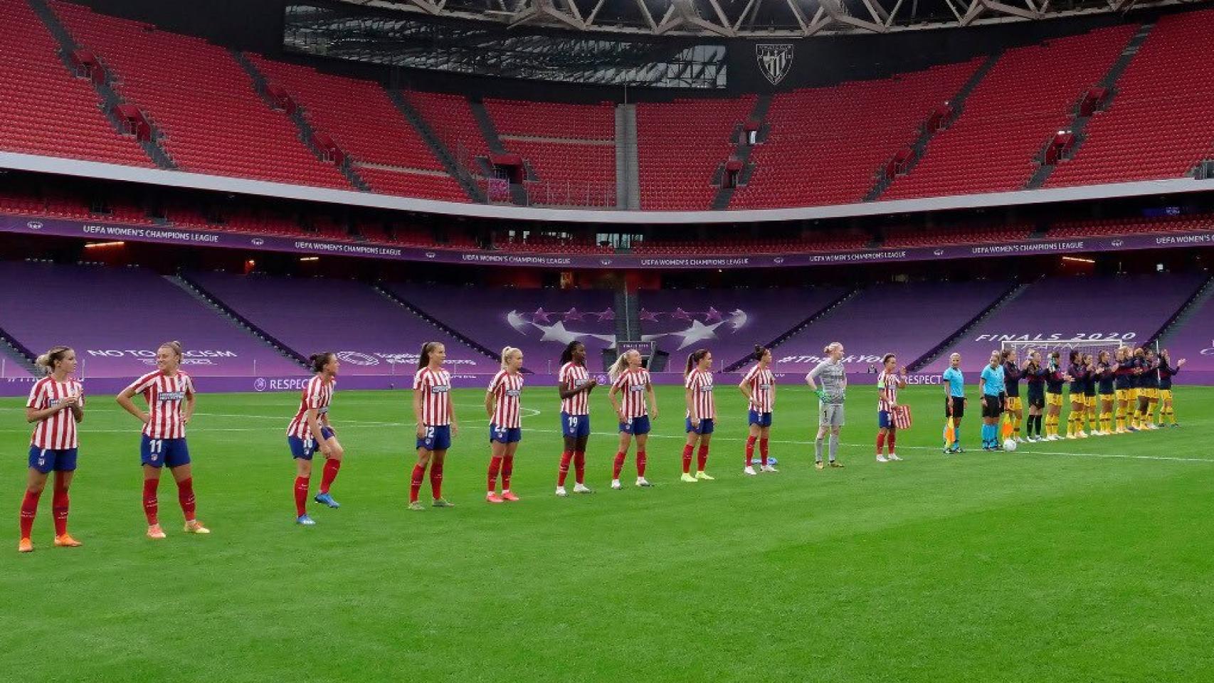 Jugadoras del Atlético de Madrid y FC Barcelona durante la previa del duelo de Champions