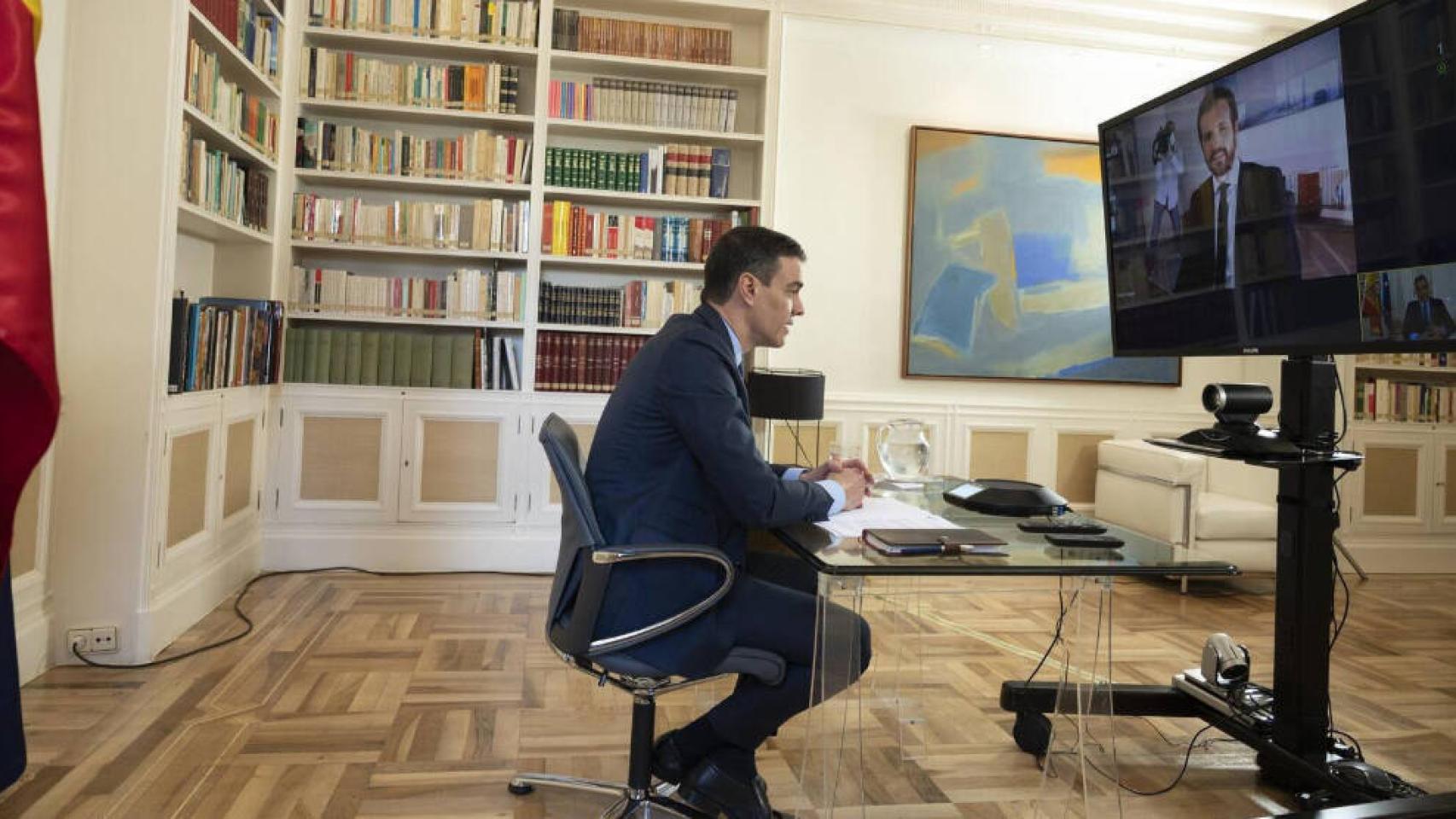 El presidente del Gobierno, Pedro Sánchez, en una videoconferencia con el presidente del Partido Popular, Pablo Casado