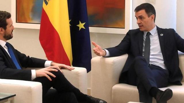 El presidente del Gobierno, Pedro Sánchez, con el líder de la oposición, Pablo Casado, en una imagen de archivo.