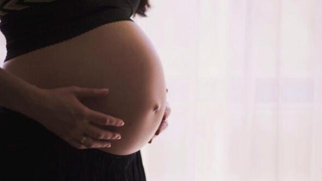 Una mujer en avanzado estado de gestación.