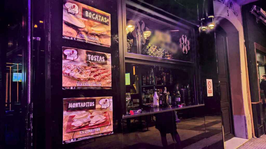 Carteles de comida en un bar de copas de Sevilla