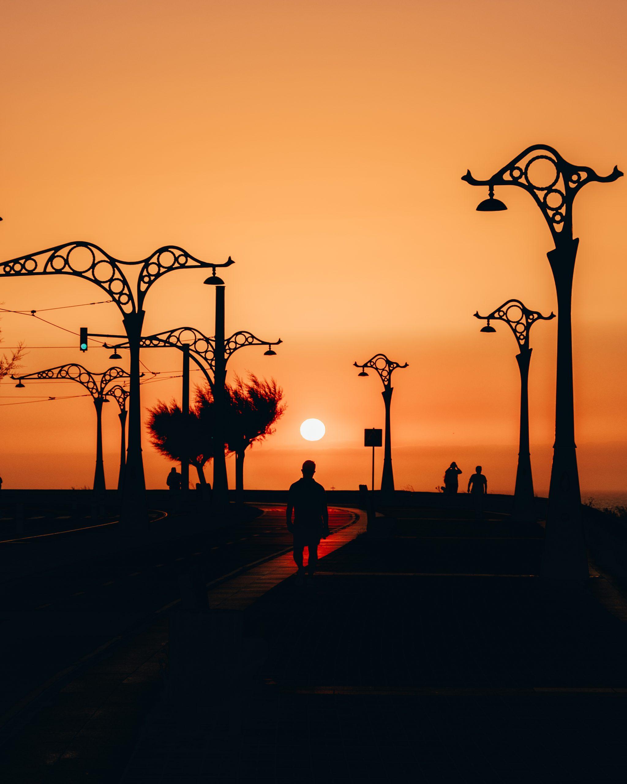 Una puesta de sol en el paseo marítimo de A Coruña (Angelo Ramos)