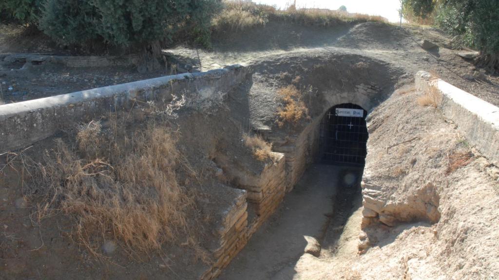 Acceso al Criptopórtico de Las Gabias.