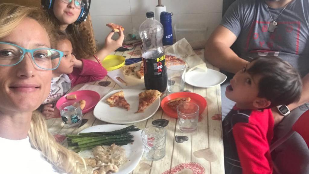 Los hijos y el marido de Sofía comen una pizza. Ella continúa su dieta