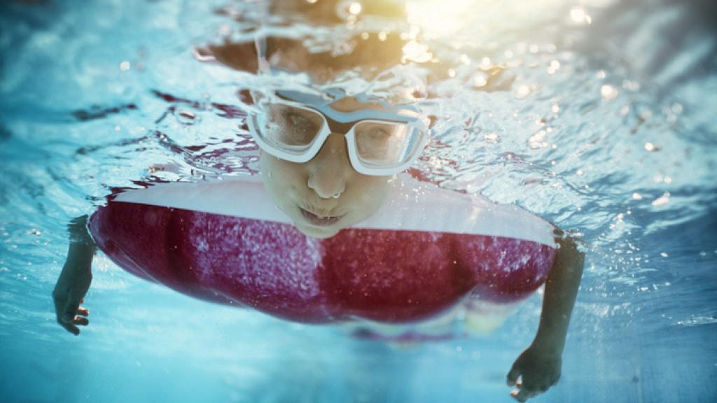 Un niño juega en una piscina en una imagen de archivo.