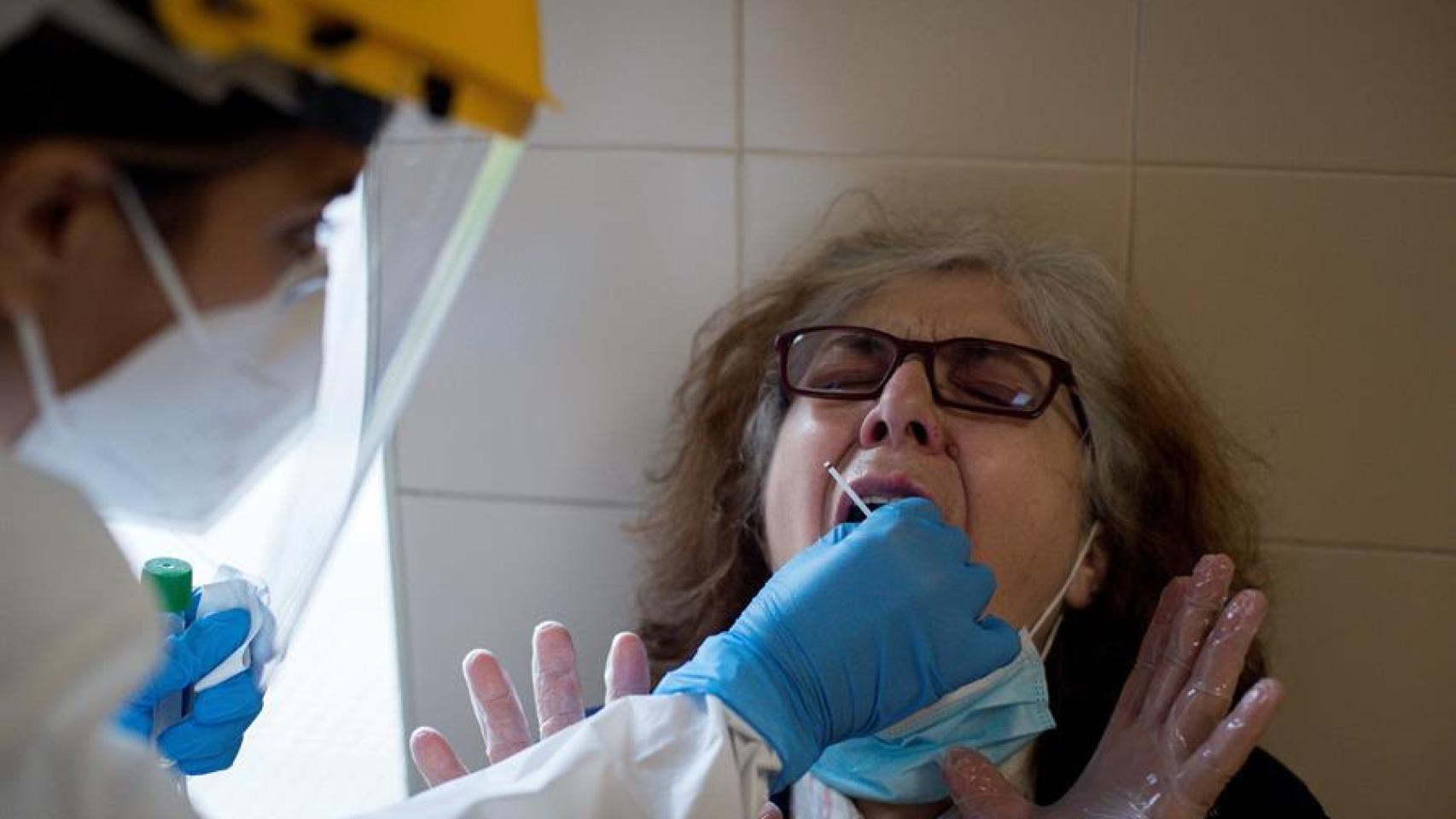 Una enfermera realiza una PCR este viernes en el Complejo Hospitalario Universitario de Ourense.