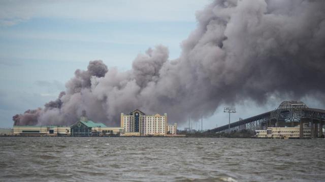 Arde una planta petroquímica en Louisiana, EEUU, al paso del huracán Laura