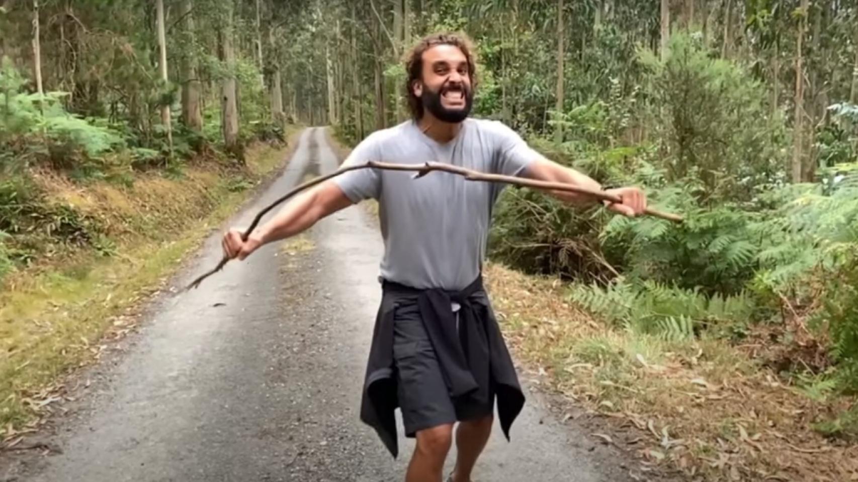 Spiriman, rompiendo cada palo que se le ponga por delante, en referencia al cáncer que padece.