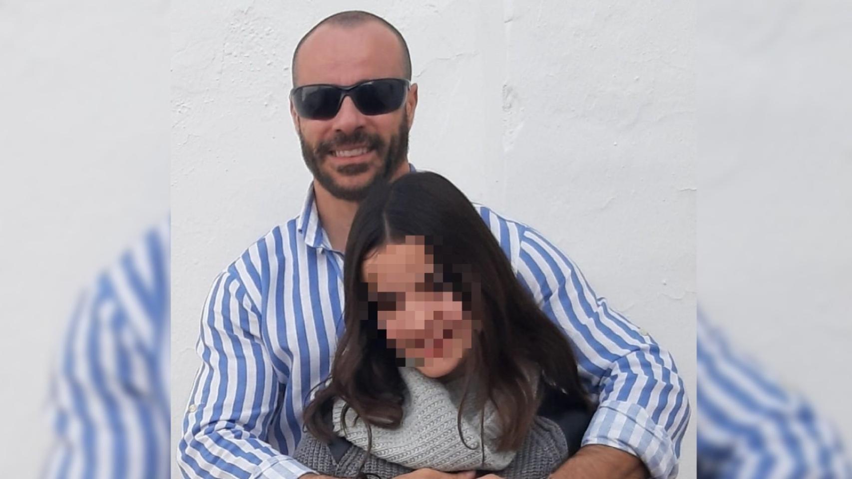 Ricardo Delgado, padre negacionista de la pandemia preocupado por la 'vuelta al cole', junto a su hija.