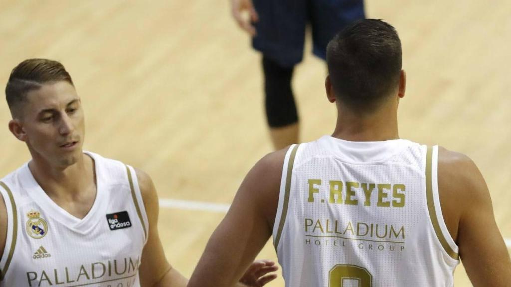 Carroll y Felipe Reyes durante un partido del Real Madrid