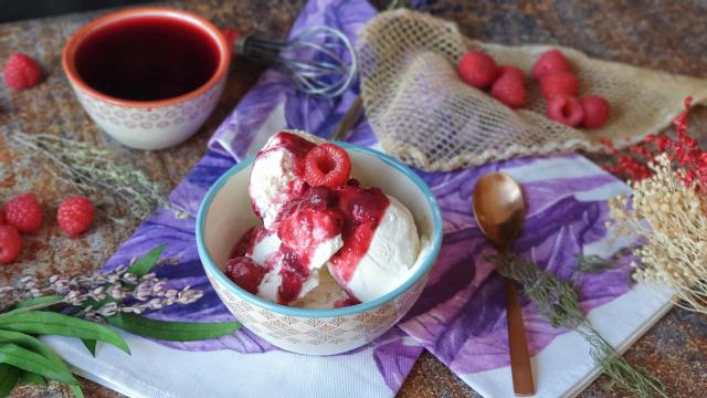 Mousse de queso helada con frutos rojos, un postre veraniego