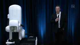 Elon Musk con el aparato de Neuralink para la instalación de implantes cerebrales