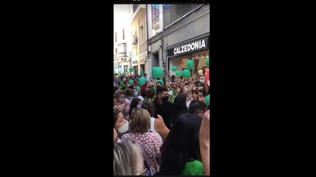 Una de las calles de Plasencia abarrotada por la presencia de la cantante Soraya Arnelas.