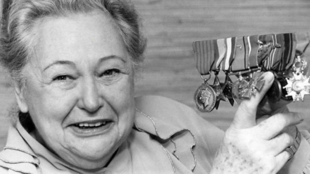 Nancy Wake mostrando las condecoraciones recibidas por su labor en la II Guerra Mundial.