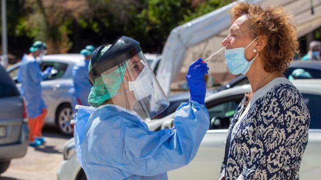 Una sanitaria realiza una prueba PCR a una mujer en la localidad riojana de Alfaro.