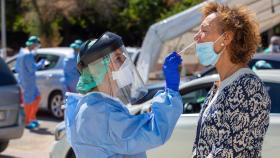 Una sanitaria realiza una prueba PCR a una mujer en la localidad riojana de Alfaro.