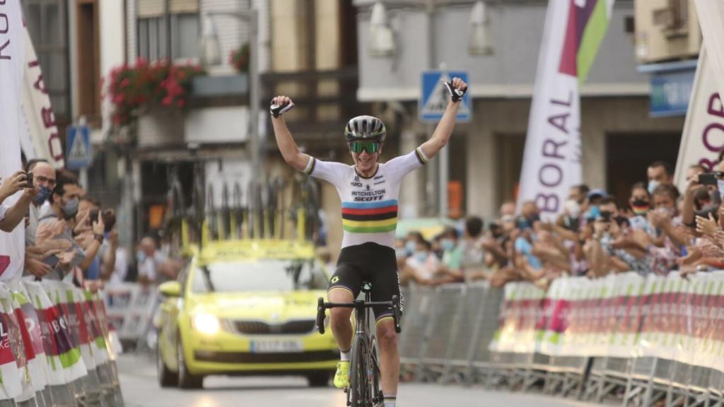 Van Vleuten celebra una victoria con el maillot de campeona del mundo