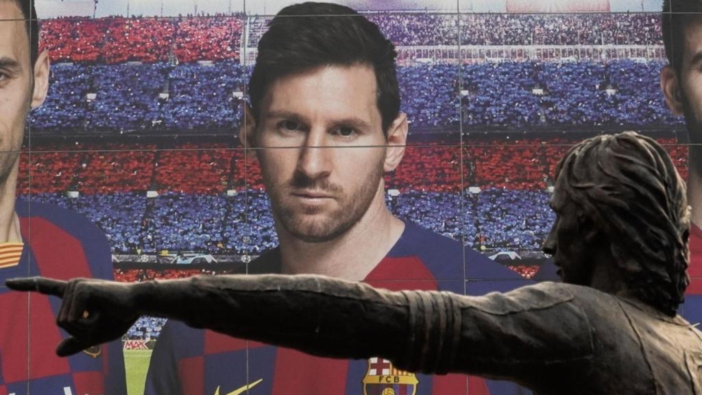 Leo Messi, tras la estatua de Johan Cruyff en el Camp Nou