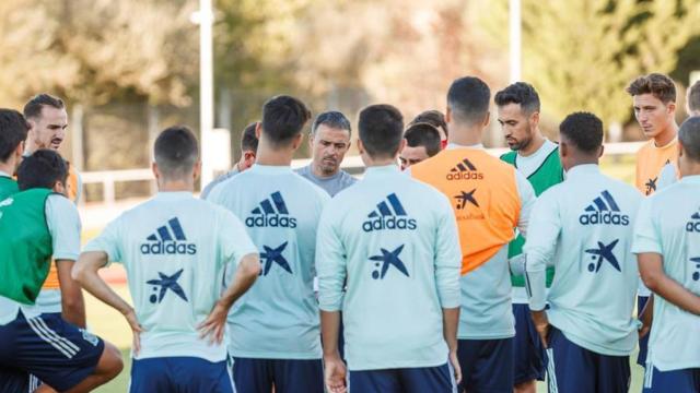 Los jugadores de la selección española junto a Luis Enrique