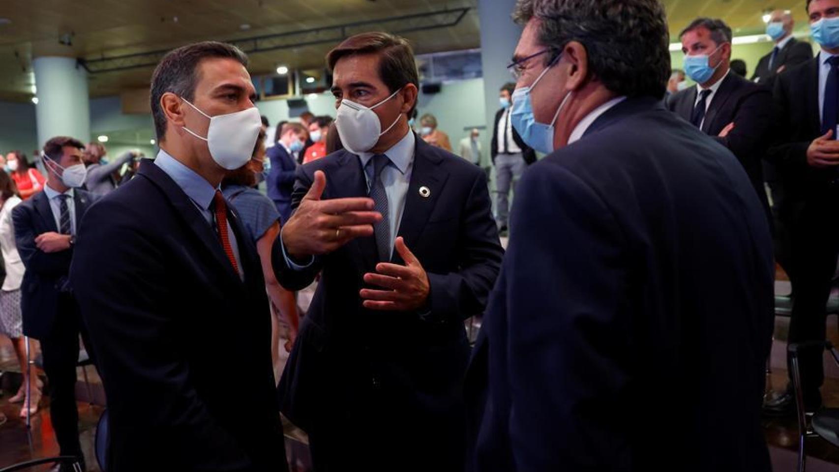 El presidente del Gobierno, Pedro Sánchez (i) conversa con el presidente del BBVA, Carlos Torres (c) junto con el ministro de Seguridad Social e Inclusión, José María Escrivá (d) tras la conferencia España puede. Recuperación, Transformación, Resiliencia.