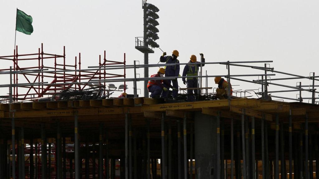 Obreros de la construcción trabajando en Doha.