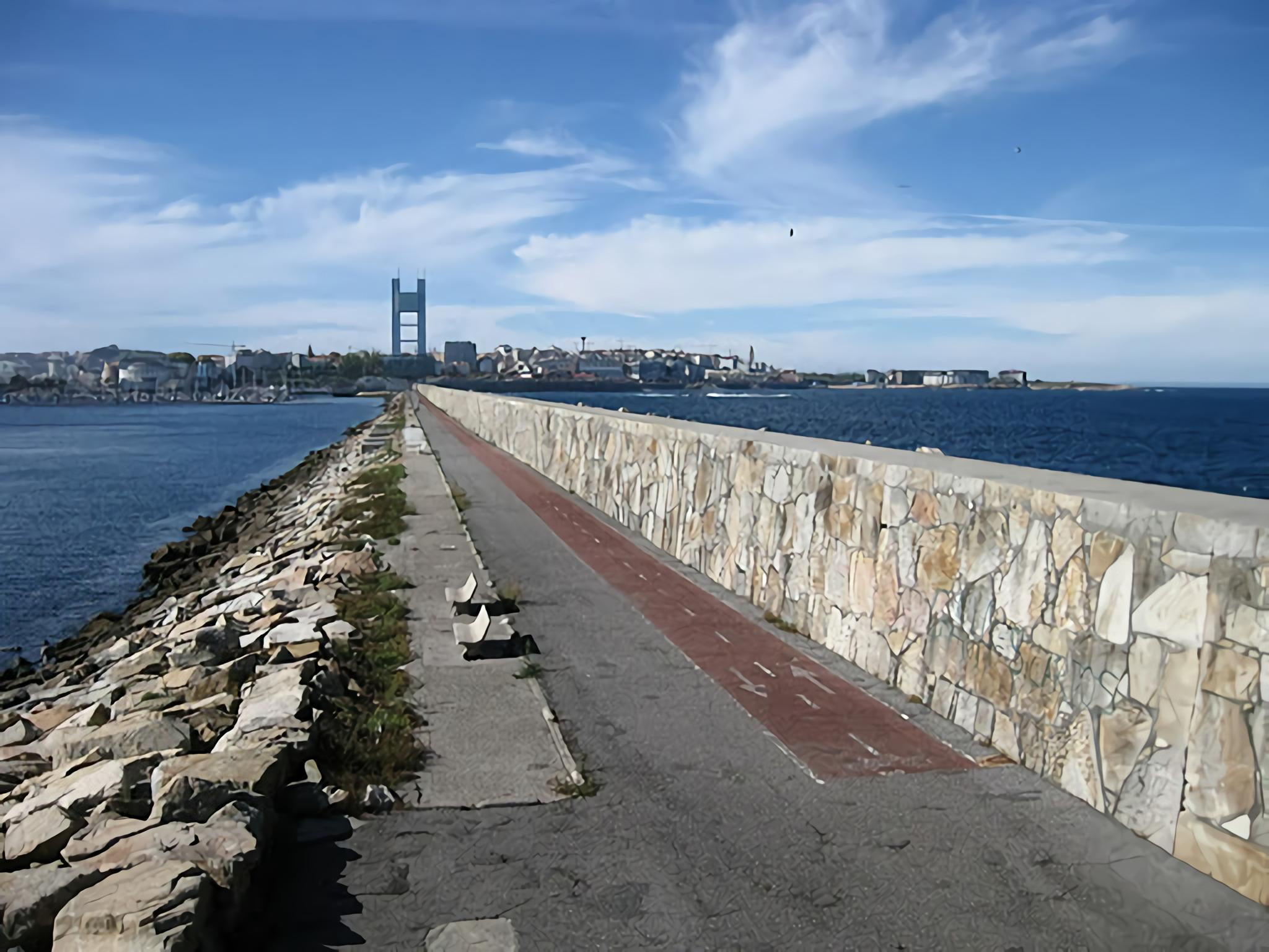 Dique Barrié de la Maza con la torre de control y la ciudad al fondo (Turismo da Coruña)